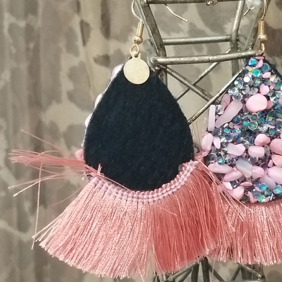 3/$30☘️Boho Chic Pink Fringe Stone Earrings New - Picture 4 of 5
